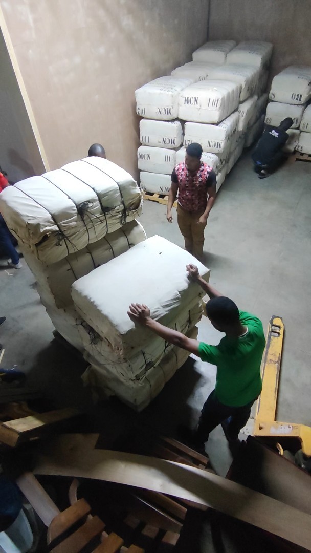 El guía explicó cómo cada hoja pasa por fermentación