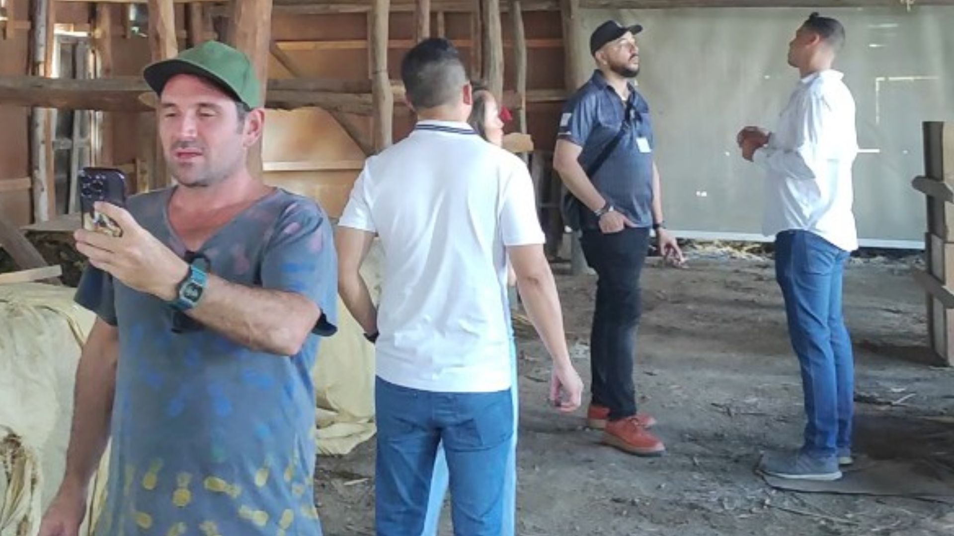 cigar factory tour guied on farm